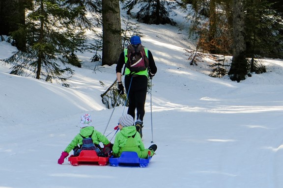 ski de fond mère bébés en luge